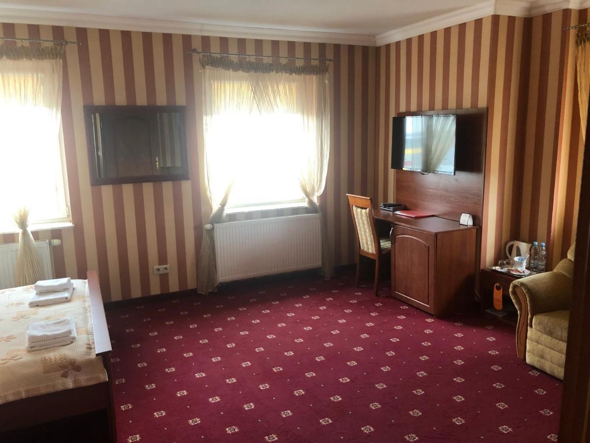 Hotel Arkadia Konskie Esterno foto